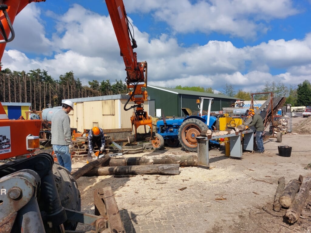 Het hout wordt gekloofd en gereed gemaakt voor transport.