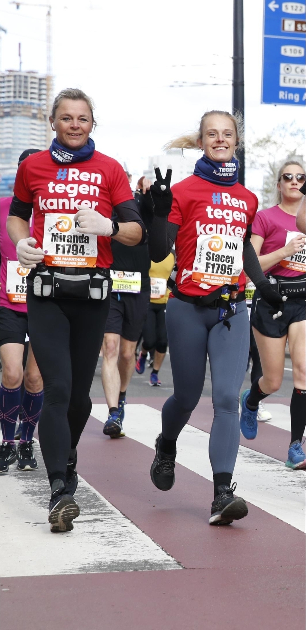 Miranda en Stacey Rietveld tijdens de Rotterdamse Marathon in 2021 toen ze renden voor het KWF.