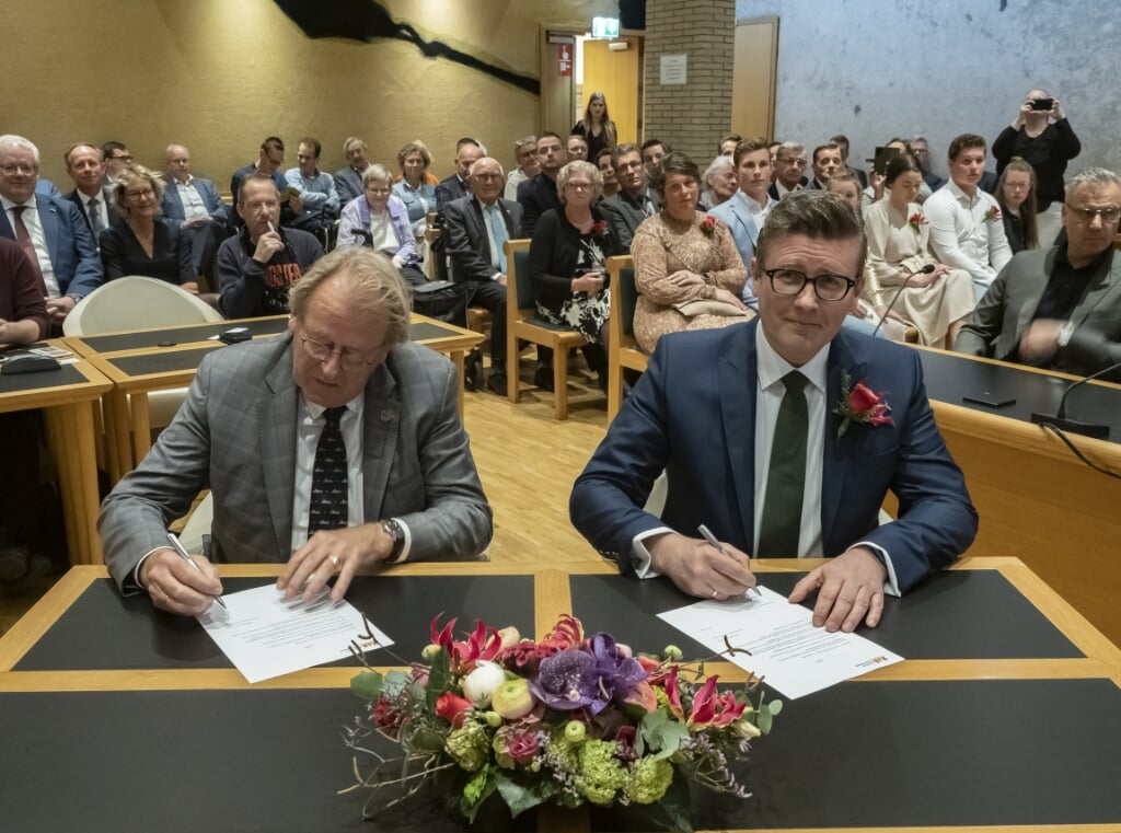 Marco Oosterwijk tekent de benoemingspapieren met Commissaris van de Koning Jaap Smit