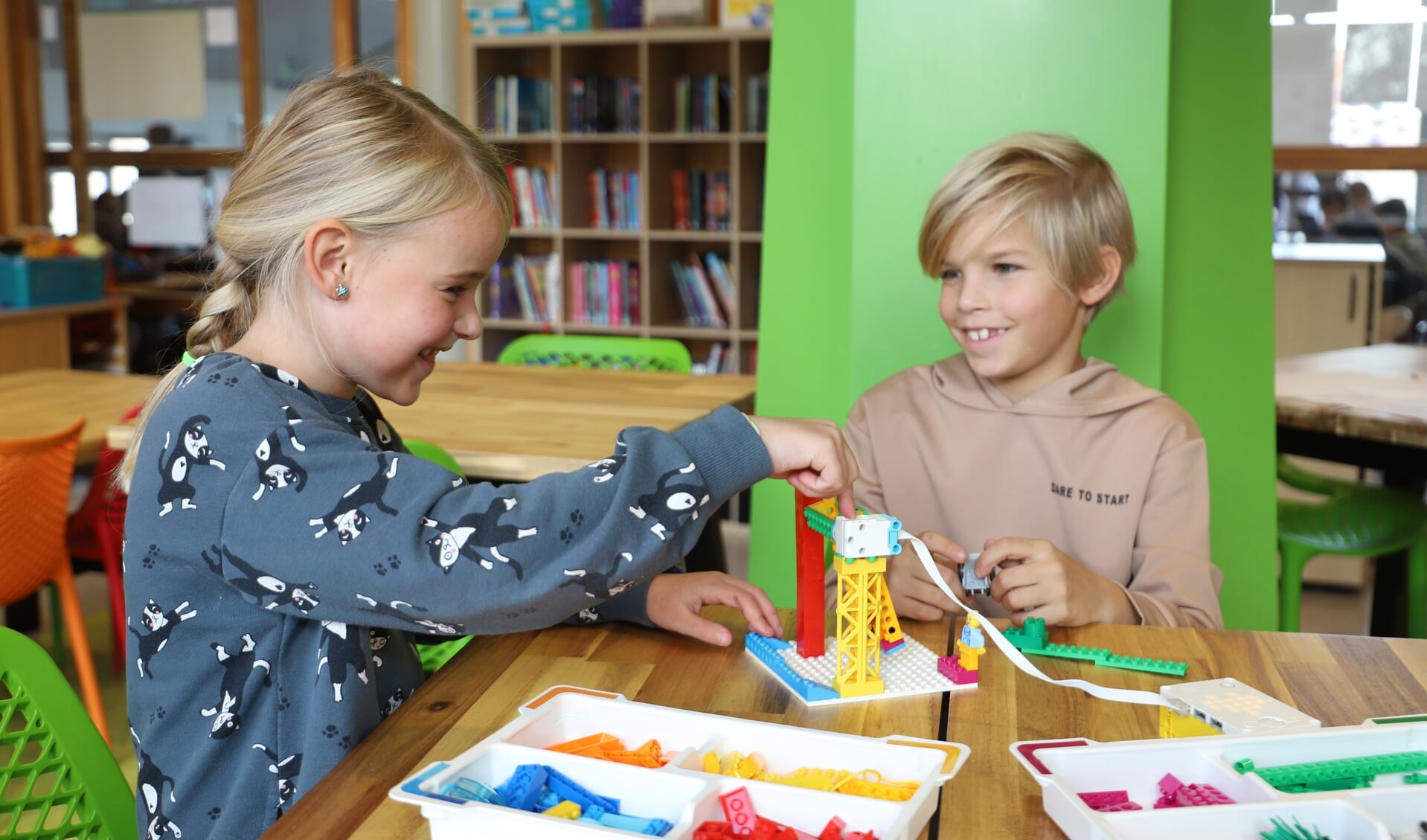 Abel en Jinte werken met Lego Education tijdens het challenge-uur.