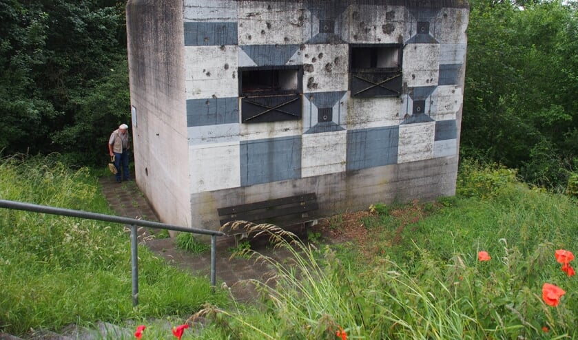 De kazemat Grave Zuid met camouflagekleuren, die de vuurmonden moesten verhullen. 