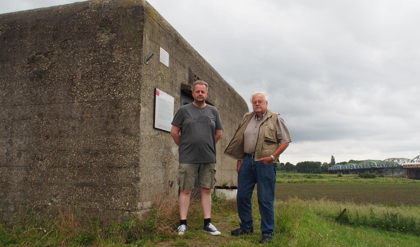 Jeroen (links) en Cees Vos voor kazemat Grave Noord: “We kunnen alle hulp nu goed gebruiken.”