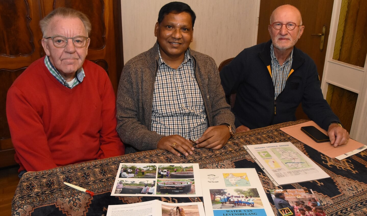 Tiny Vos (links), Sudhir Bara en Tiny van den Bogaart.