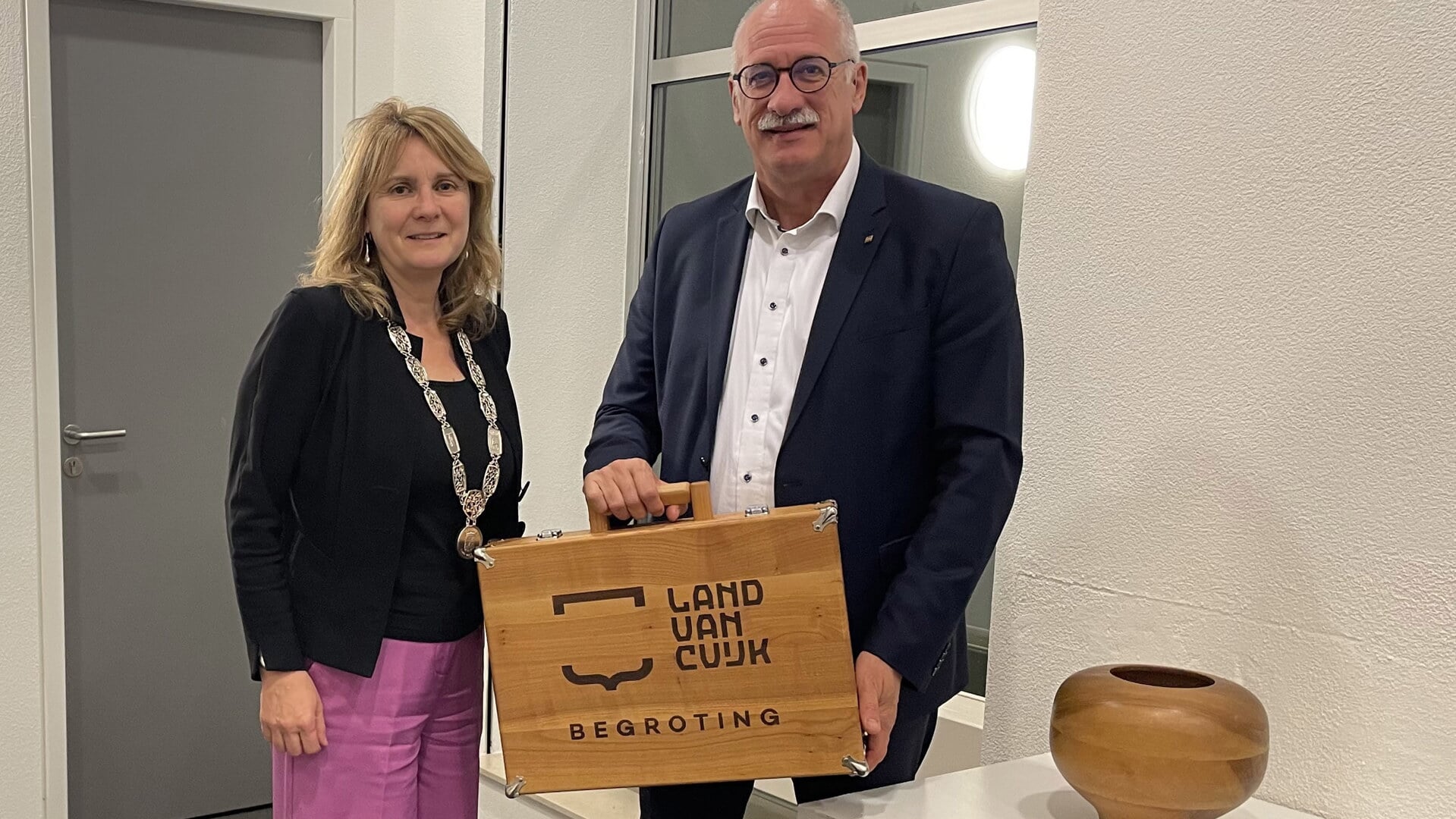 Wethouder Maarten Jilisen biedt de begroting aan aan burgemeester Marieke Moorman.
