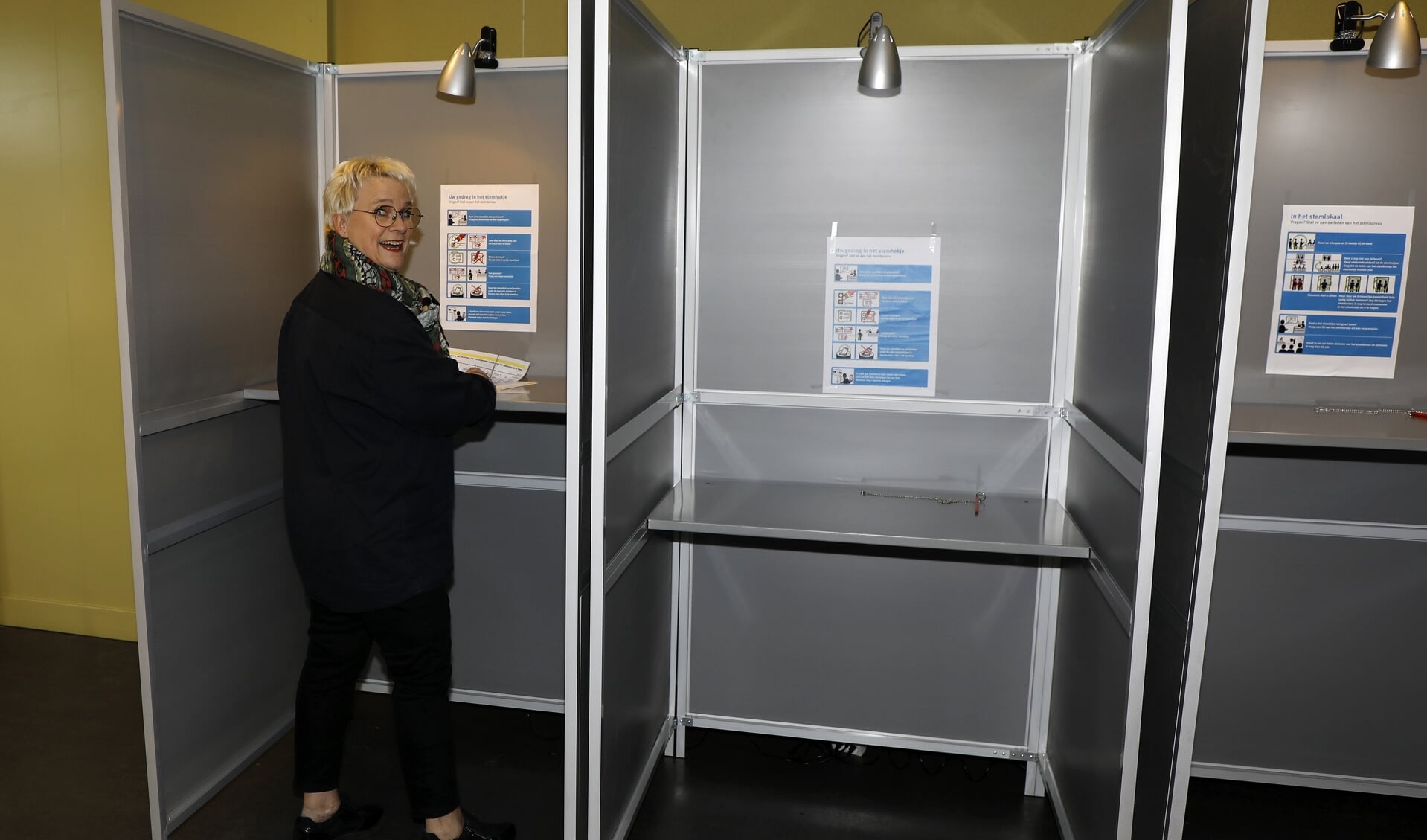 Een kiezer op het stembureau in Escharen. (foto: Matt Gerrits)