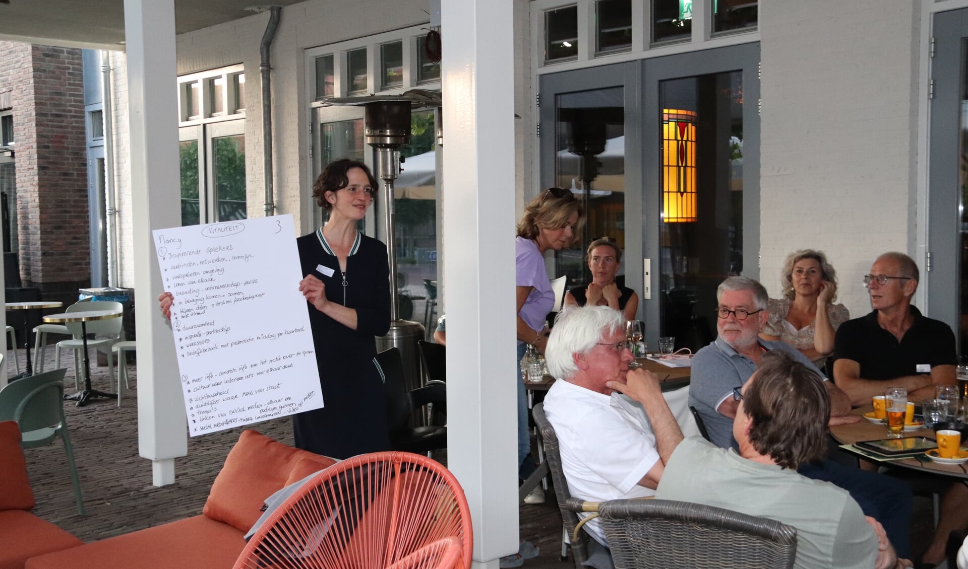 Tijdens de brainstormsessie bij 't Brouwhuis van Eetcafé 't Pumpke geeft Noortje de presentatie voor haar groepje ondernemers waarmee zij de sessie heeft gedaan.