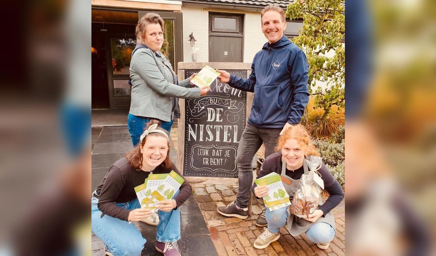 Jolanda (vrijwilligster van Carrousel groen) overhandigt de fietsroutekaarten aan Paul
van de Nistel.