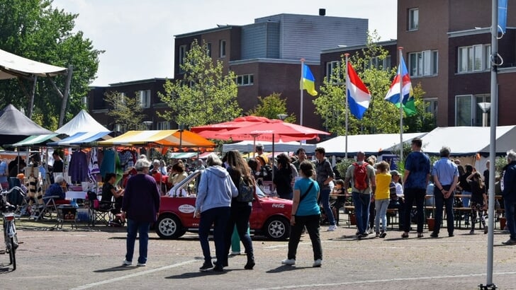 Gezelligheid op het Harmonieplein in Nieuw-Vennep.