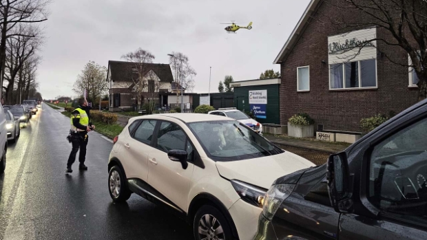 Bestuurder wordt onwel en veroorzaakt aanrijding in Lijnden; traumahelikopter ingezet