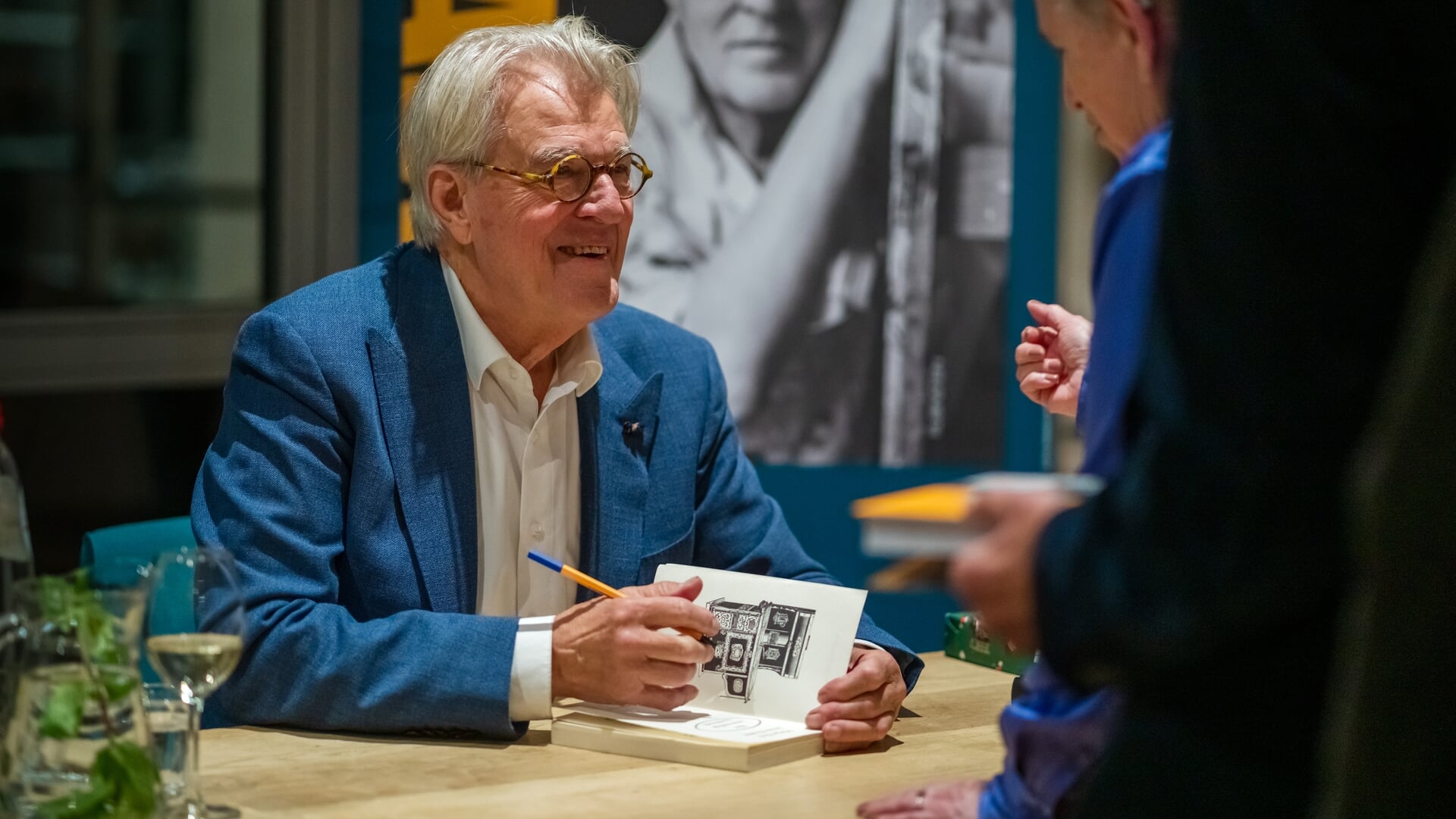 Jeroen Krabbé signeert zijn biografie in Museum Cobra in Amstelveen ...