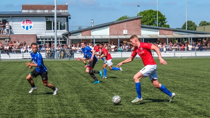 Een beeld uit de wedstrijd vorig seizoen tussen Hoofddorp en Aalsmeer. Beide ploegen promoveerden en treffen elkaar opnieuw. 