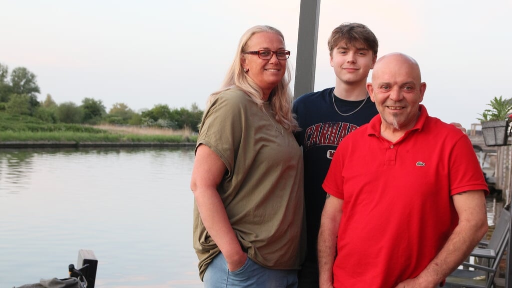 Vanessa, Jason en Pierre op hun terras boven het water.