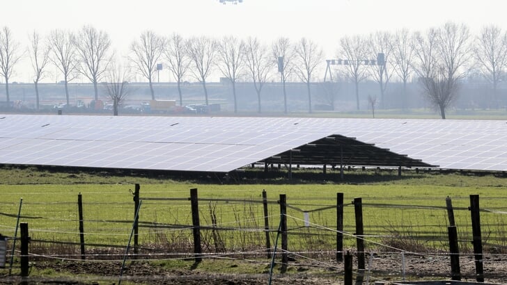Zonnepanelen bij Schiphol. 
