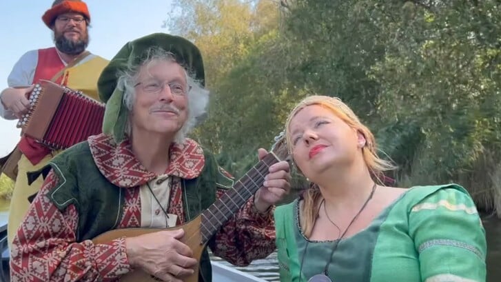 Robbert van Lint uit Badhoevedorp in de videdoclip ‘Samen in een bootje’.