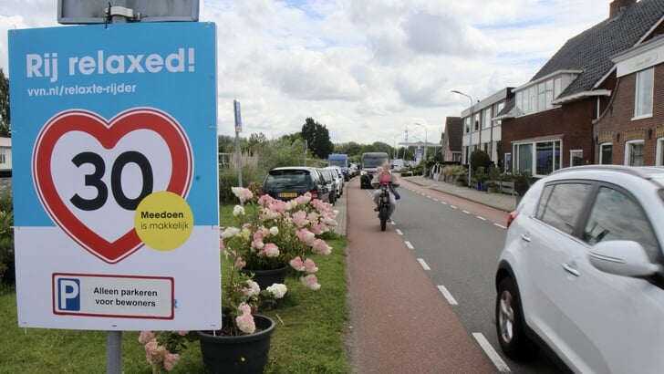 Drukte op de Nieuwemeerdijk in Badhoevedorp.