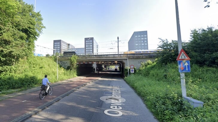 De politie is onder andere op zoek naar fietsers die 's nachts over het fietspad reden onder het spoor door, waar de brand ontstond. 