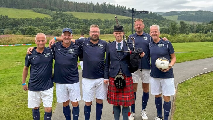 Kuipers (rechts) maakte deel uit van de groep FootGolfFriends, bestaande uit Dennis Lukkien, Patrick Scheurwater, Raymon Holzken, Sven Roomeijer.