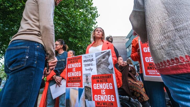 Bewoners van de Oranjebuurt staan op de stoep van Ymere om hun zorgen kenbaar te maken.
