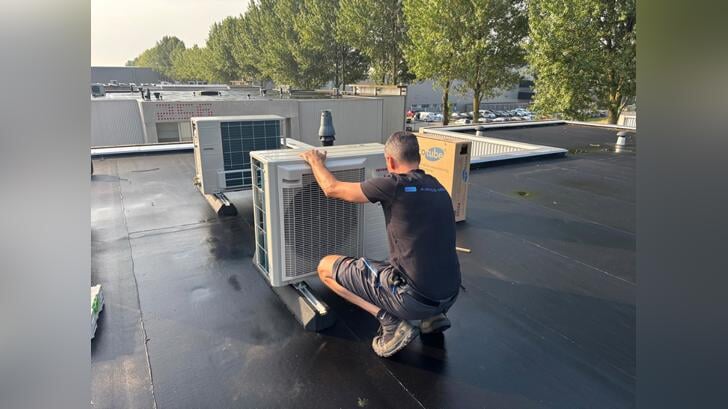Airco's plaatsen op het dak van Prakkie.