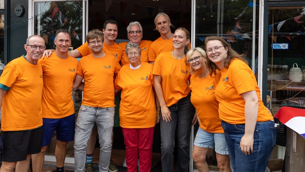 De aanwezige vrijwilligers en barpersoneel tijdens de prijsuitreiking. Zij zorgden voor een soepele doorloop van het toernooi.