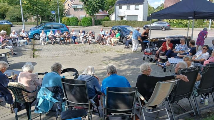 De buurtbarbecue voor bewoners van de Vlinderflats.