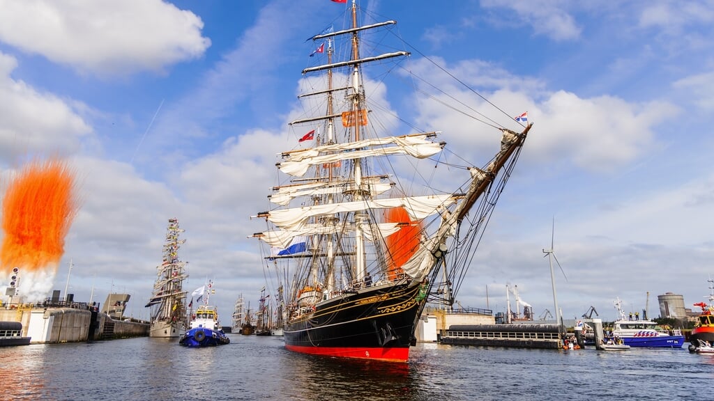 Replica-clipper Stad Amsterdam voerde de SAIL-In Parade aan.