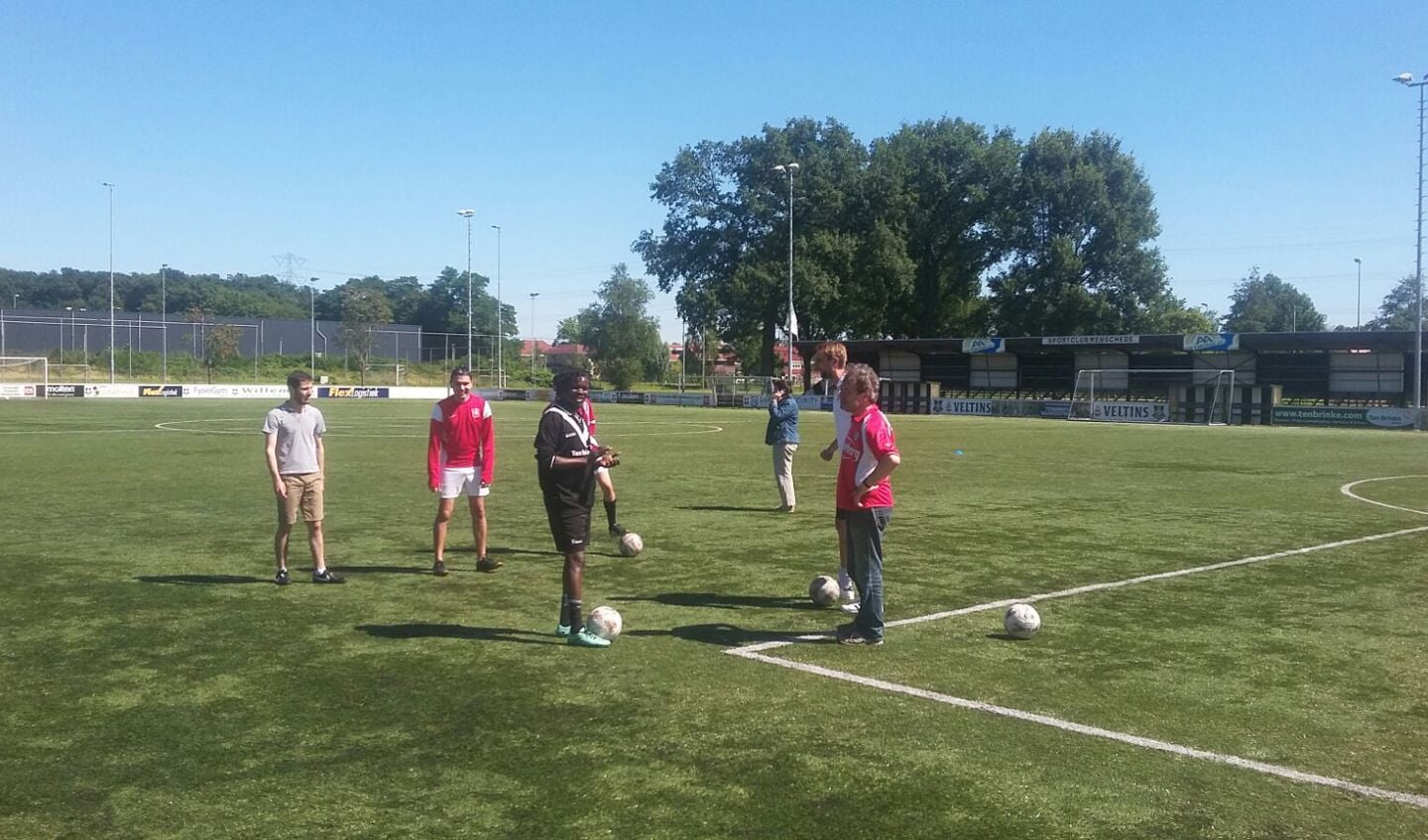 De club toonde zich door de jaren heen al flink maatschappelijk betrokken; zo werden onder meer voetbalactiviteiten voor vluchtelingen gehouden. Beeld uit 2016.
