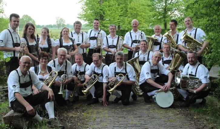 De Eschländerkapel een relatief 'jonge' kapel met voldoende aanwas van muzikanten uit de moedervereniging Hellendoornse Harmonie. Sinds 2016 zijn alle muzikanten voorzien van nieuwe kleding.