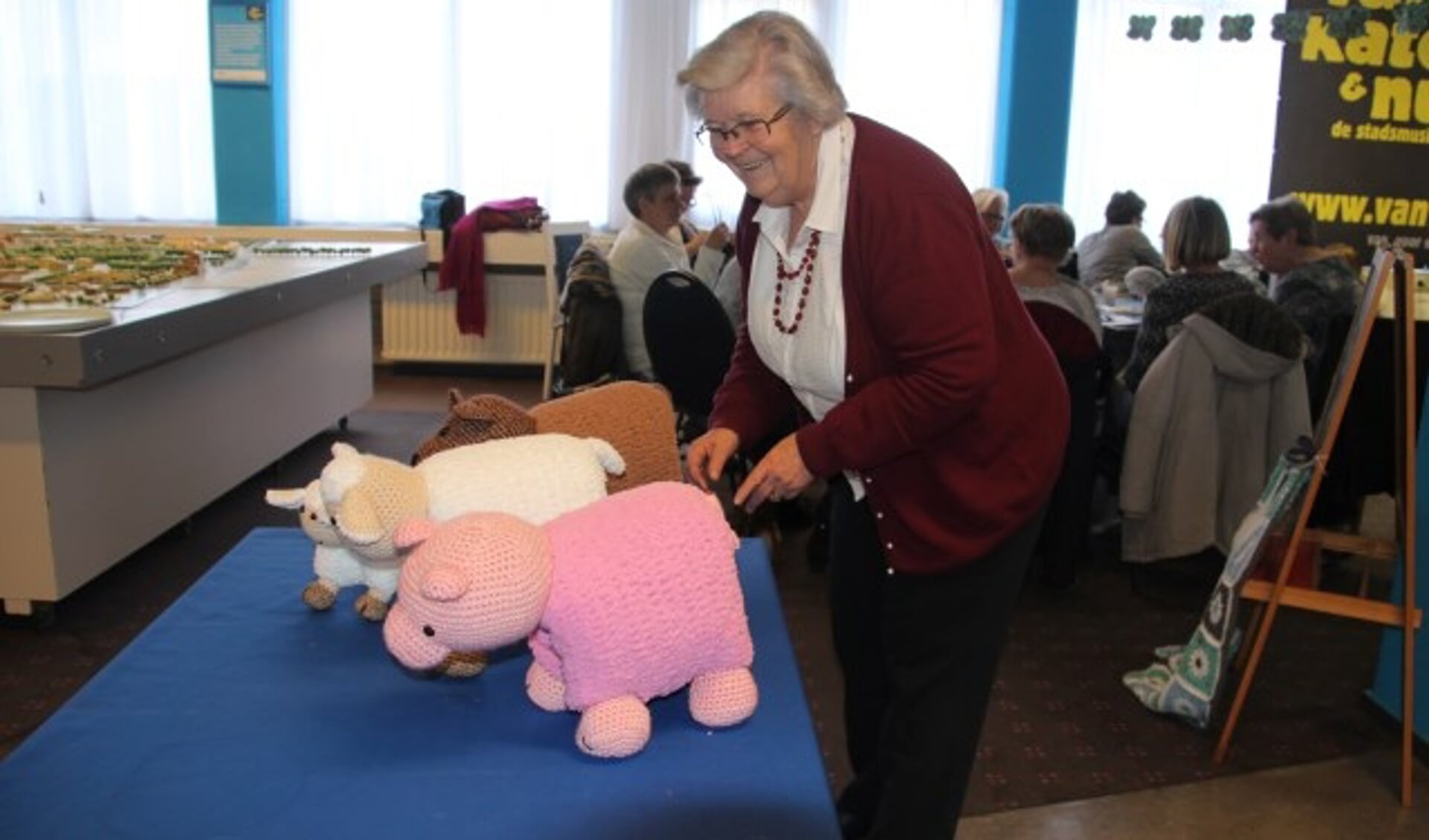 Bezoekster Katja breit ook met veel plezier de wonderlijkste kussens in de vorm van een schaap, beer of varken.