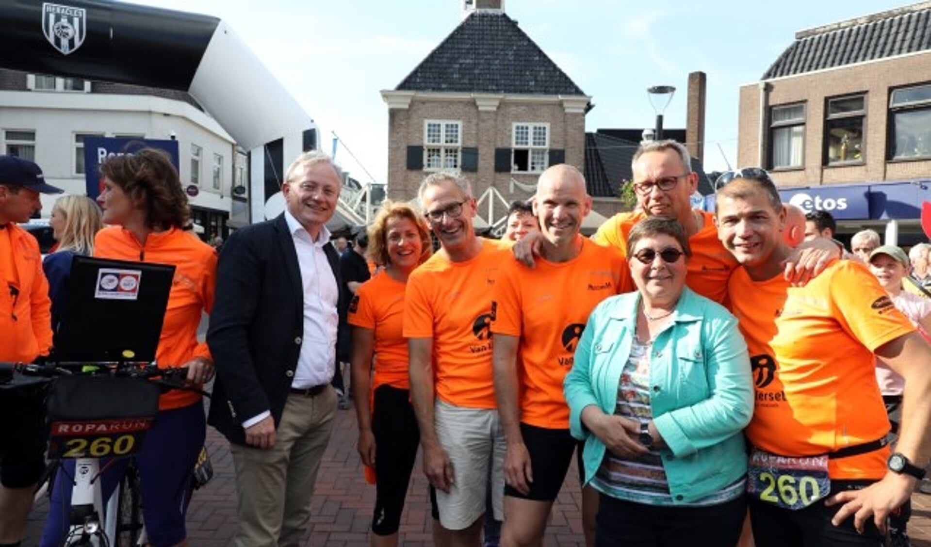 Ook burgemeester Arjen Gerritsen en wethouder Irene ten Seldam waren er om de Almeloopers te begroeten bij hun doorkomst op de Koornmarkt 