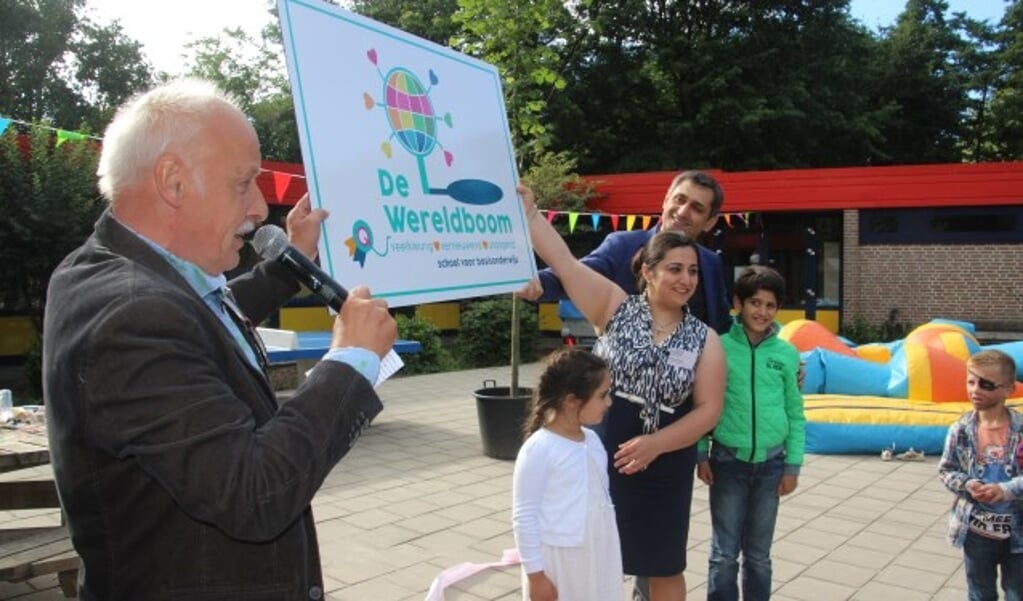 Directeur Paul Paalhaar en familie Aram onthullen de nieuwe naam 'De Wereldboom'
