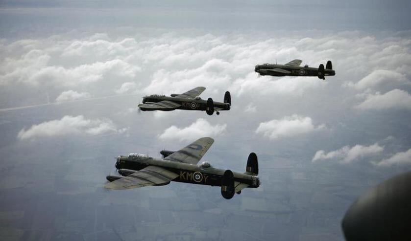 <p>In Noord-Deurningen herdenkt men ook jaarlijks de vijf vliegers die op 13 maart 1941 neergeschoten werden met hun bommenwerper, een AW Whitley. (Foto toont vergelijkbare Lancasters)</p>