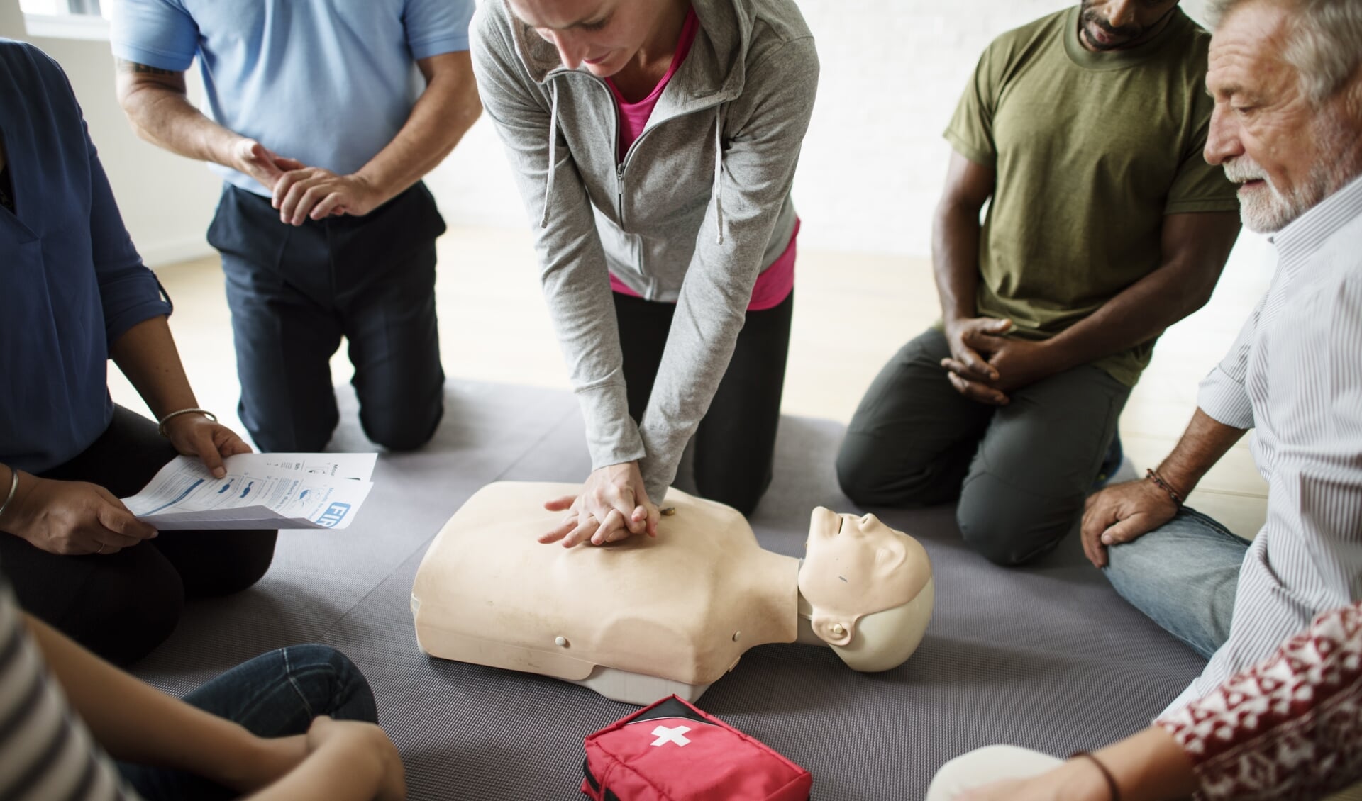 Een AED kan helpen om een leven te redden. Iedereen kan er een gebruiken, maar het is wel verstandig om ook echt een reanimatiecursus te volgen om zelfvertrouwen in het handelen te krijgen.