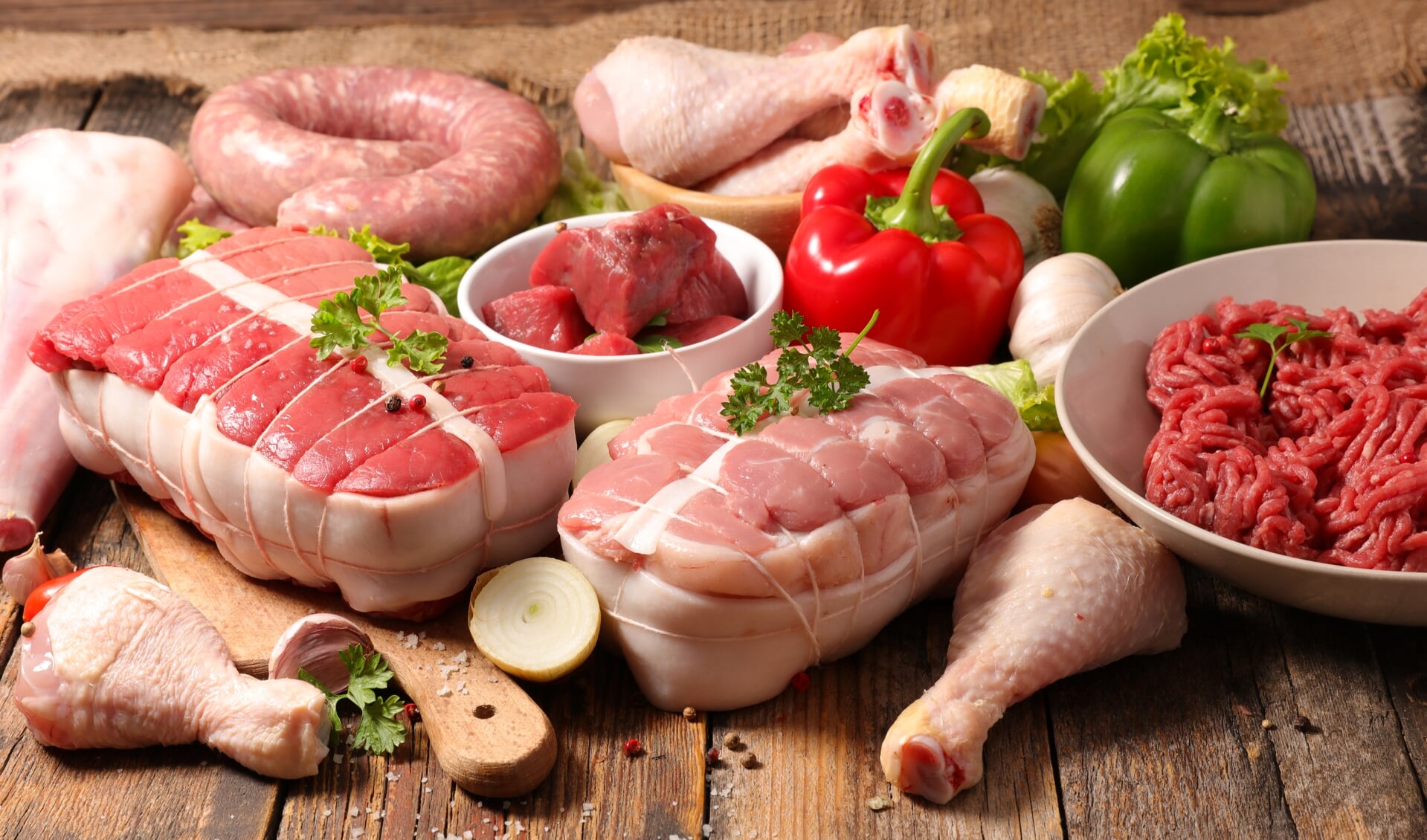 Laat rauw vlees niet te lang buiten de koeling staan en haal ook niet meer uit de koelkast dan direct nodig is. Zo voorkomt men ook verspilling.