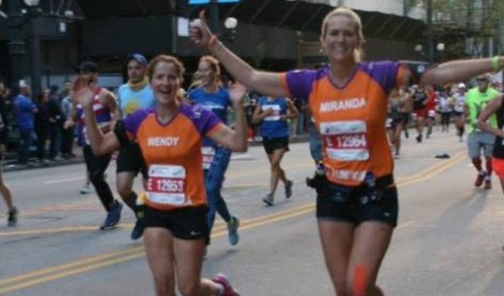 Wendy Beekman en Miranda Rosades liepen vorig jaar nog voor KiKa in Chicago. Komend jaar staat, naast de vele plaatselijke acties, de marathon van Berlijn op het programma.