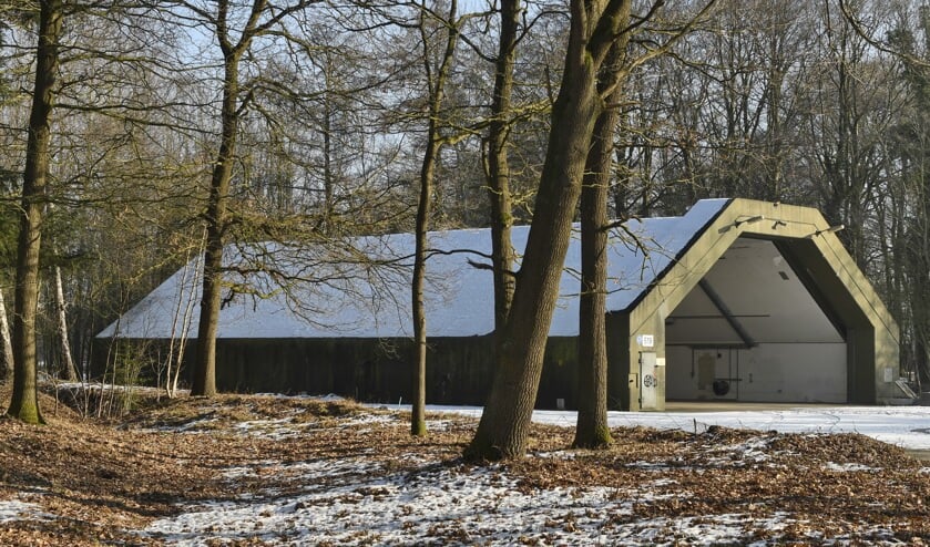 <p>Eén van de shelters waar onder meer de F16 straaljagers gestationeerd waren toen de vliegbasis operationeel was. Nu zijn diverse shelters in gebruik bij andere organisaties en voor activiteiten.</p>