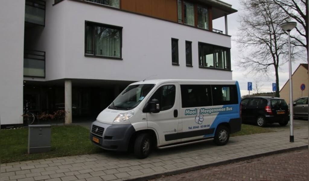 De Mooi Meegenomen Bus is een vertrouwde verschijning in het straatbeeld van de gemeente Hellendoorn. Foto: Stichting De Welle.