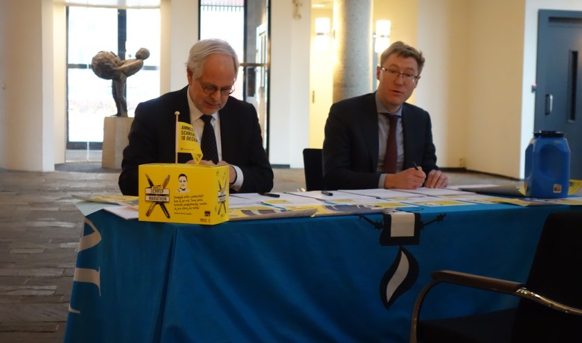 Foto: Schrijfactie afgelopen jaar, toen met burgemeester Schouten.