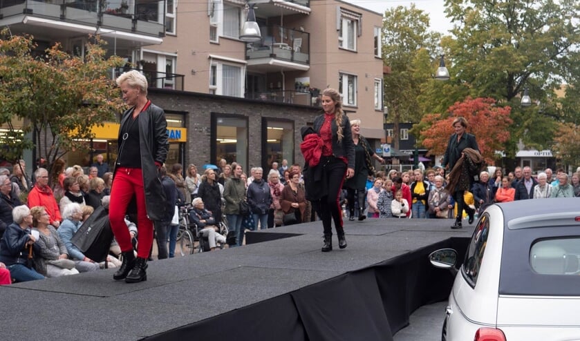 <p>Geen modeshows dit jaar op de catwalk in het centrum zoals in 2019, maar wel een modeweekend waarbij de nieuwe collecties getoond worden. (Foto: Op naar Nijverdal)</p>