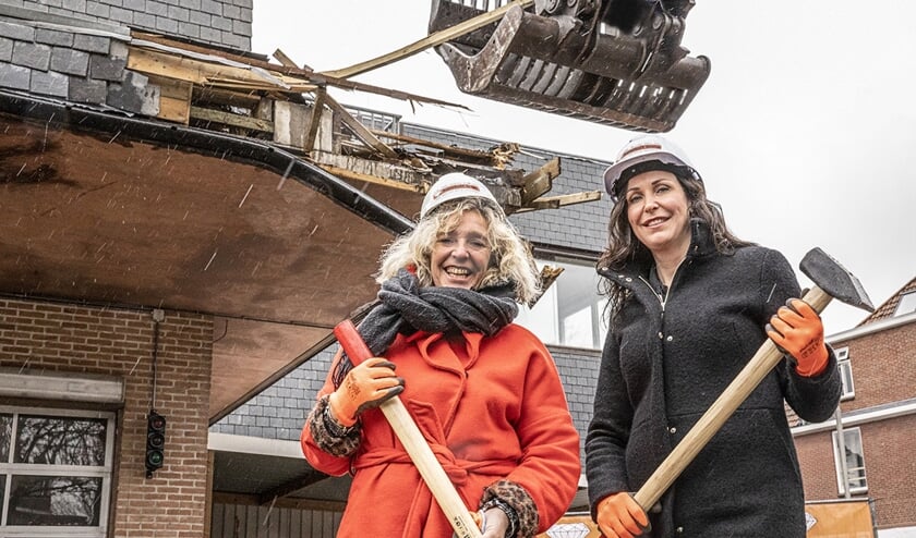 <p>Wethouder Renkema (Llinks) bij de start van de sloop van het oude postkantoor in de binnenstad. Dit maakte plaats voor woonruimte.</p>