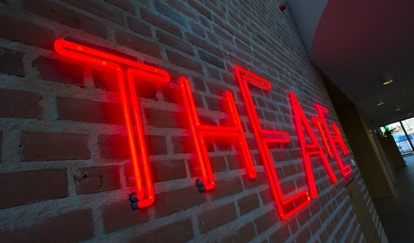 <p>In het ZINiN Theater in Nijverdal, neemt Evenmens mantelzorgers, vrijwilligers en professionals mee in de wereld van mantelzorgen.</p>