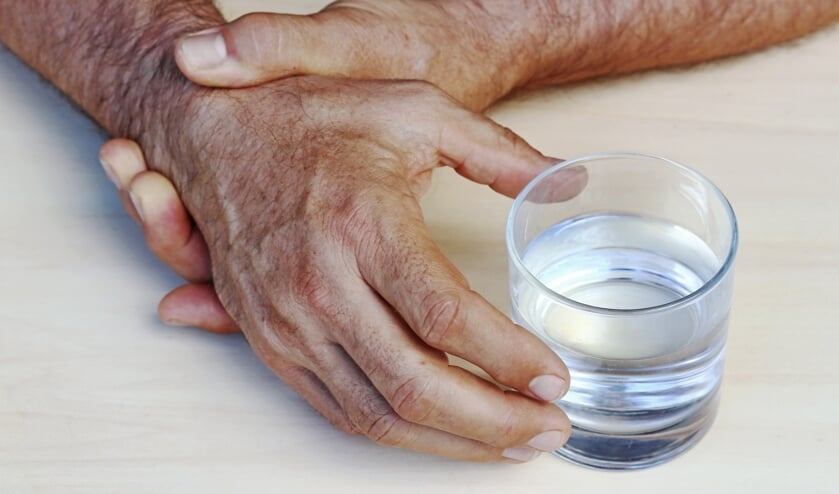 <p>Parkinson levert voor mensen met deze aandoening veel praktische problemen op. Dagelijkse zaken zoals een iets eten of drinken worden een uitdaging wanneer je moeilijk dingen vast kunt houden.</p>