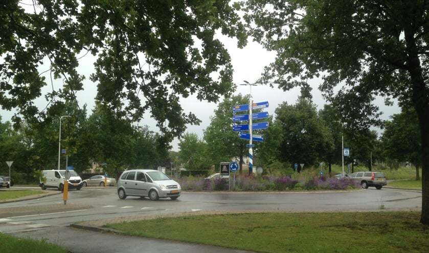 <p>In 2019 lag de rotonde aan de Helmkruidlaan er zo bij. Veel is gedaan om de veiligheid van fietsers te verbeteren, maar nog niet voldoende. </p>