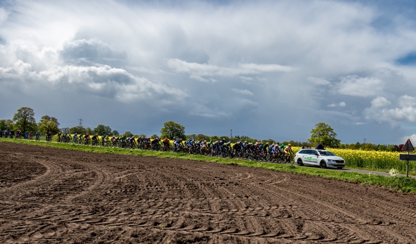 04-05-2019: Wielrennen: Ronde van Overijssel: Rijssen
peloton geneutraliseerd het spoor is dicht