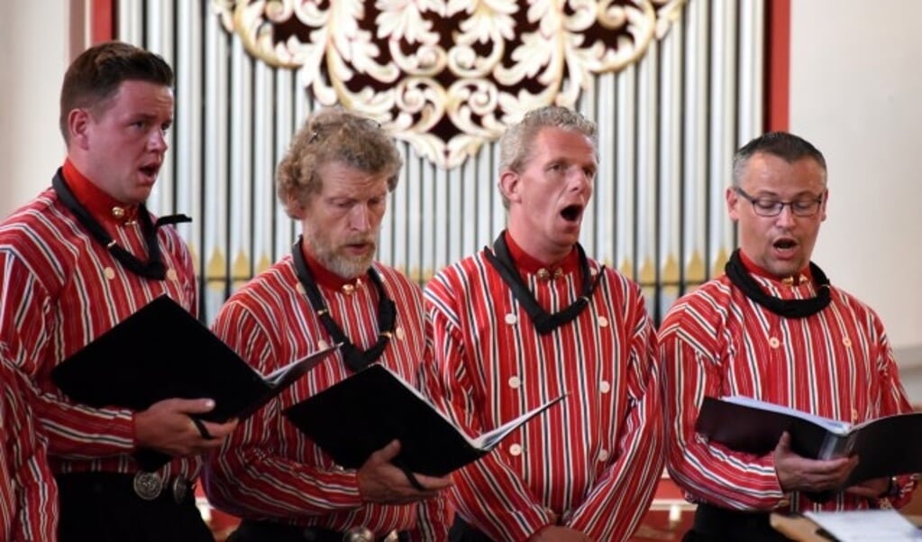 Vier leden van de Urker Mans-formatie, die tijdens het optreden in De Regenboog hun zangkunsten ten gehore brengen.