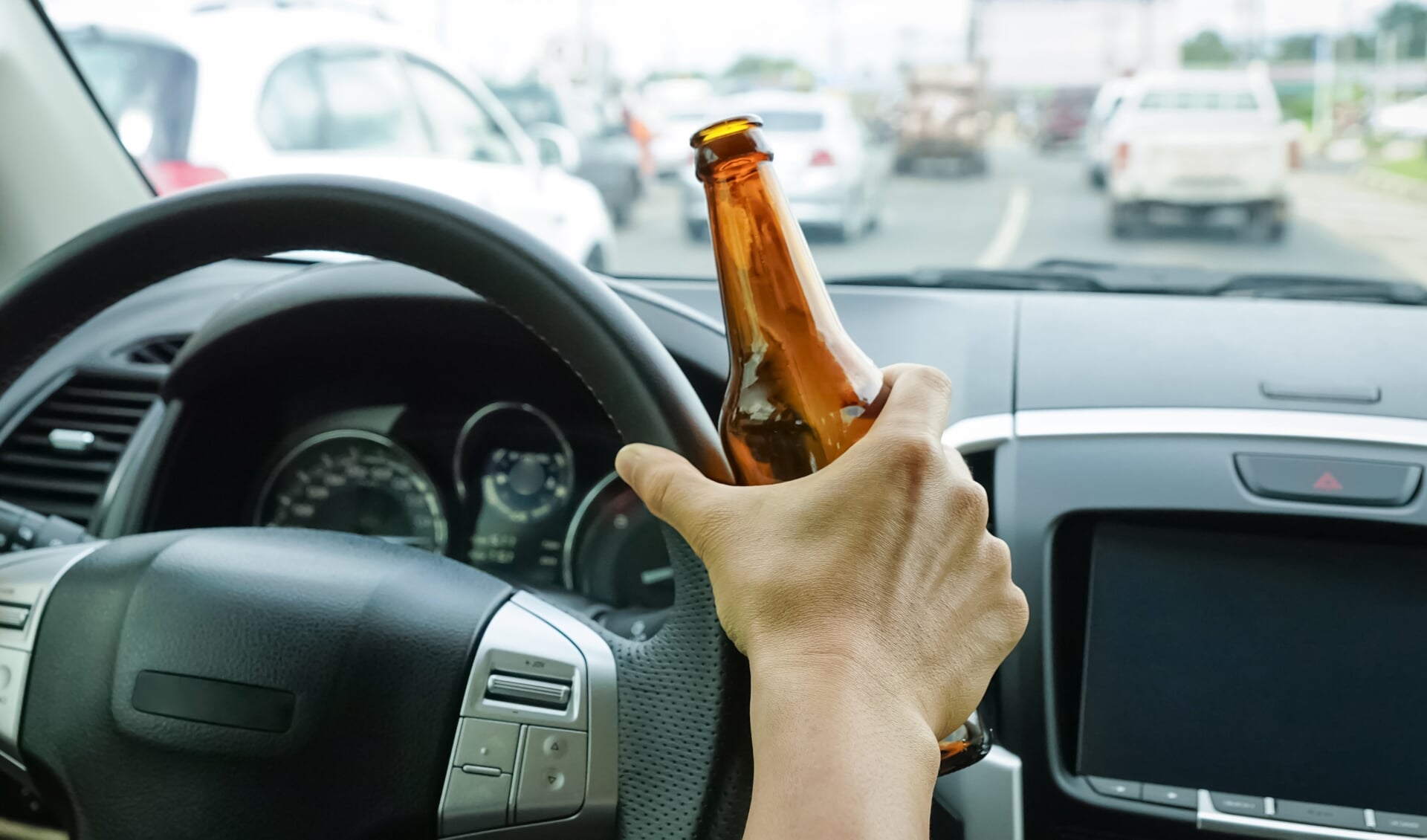 Rijden onder invloed kan de overtreder duur komen te staan. Naast alcohol is ook gebruik van drugs en medicijnen van invloed op de rijvaardigheid.