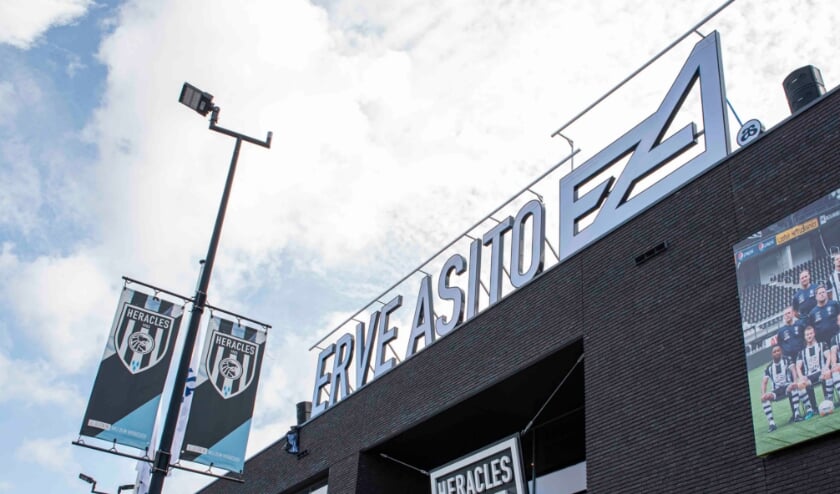 <p>Een mooie oefenwedstrijd tegen Heracles in het Erve Asito. Eén van de krenten in de pap van HSC's jubileumjaar. Bent u er ook bij als supporter op woensdag 4 augustus?</p>