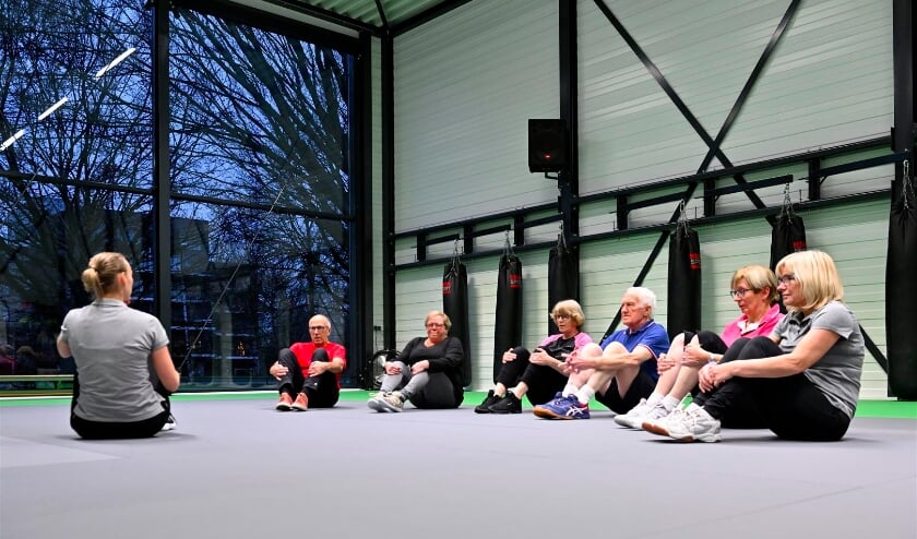 <p>Er zijn in steeds meer Twentse gemeenten trainingen voor valpreventie. Want voorkomen is beter dan een heupoperatie en een half jaar herstellen...</p>