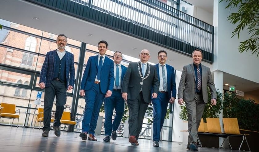 <p>v.l.n.r.: gemeentesecretaris Arie van Eck, de wethouders Erik Wessels (CDA), Jan Aanstoot (GB), burgemeester Arco Hofland, de wethouders Bert Tijhof (CU) en Ben Beens SGP). </p>