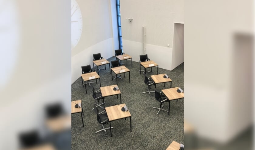 <p>In de nieuwe coronaraadzaal zit het College in de hoek.</p>